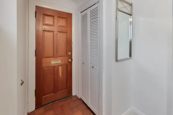 738 Huron ST, Toronto C02, ON M4V 2W3