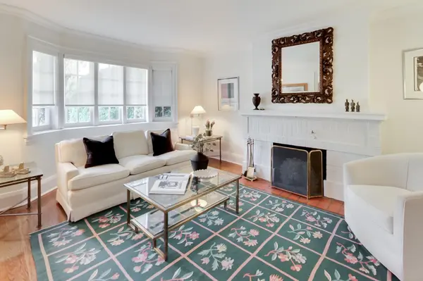 738 Huron ST, Toronto C02, ON M4V 2W3