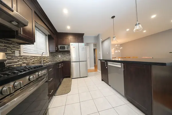 865 Vicki DR, Pickering, ON L1W 2J6