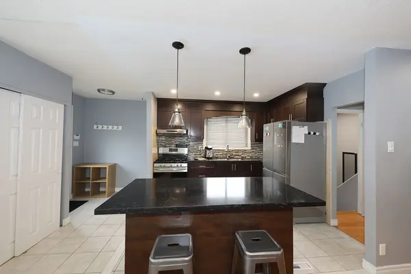 865 Vicki DR, Pickering, ON L1W 2J6