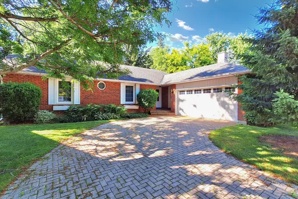 27 Hawthorne LN, Aurora, ON L4G 3K8