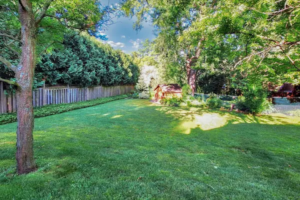 27 Hawthorne LN, Aurora, ON L4G 3K8