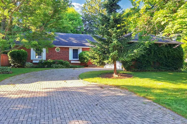 27 Hawthorne LN, Aurora, ON L4G 3K8