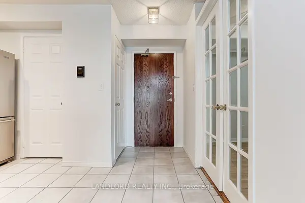 190 Manitoba ST #811, Toronto W06, ON M8Y 3Y8