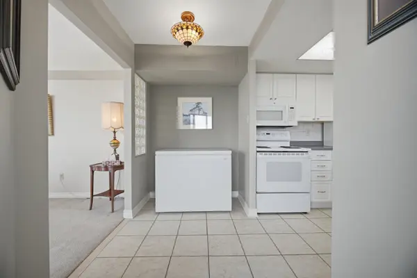 2091 Hurontario ST #908, Mississauga, ON L5A 4E6