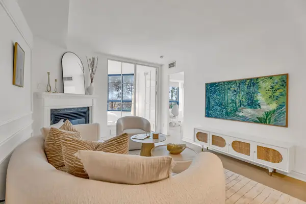 1 Ripley AVE #302, Toronto W01, ON M6S 4Z6