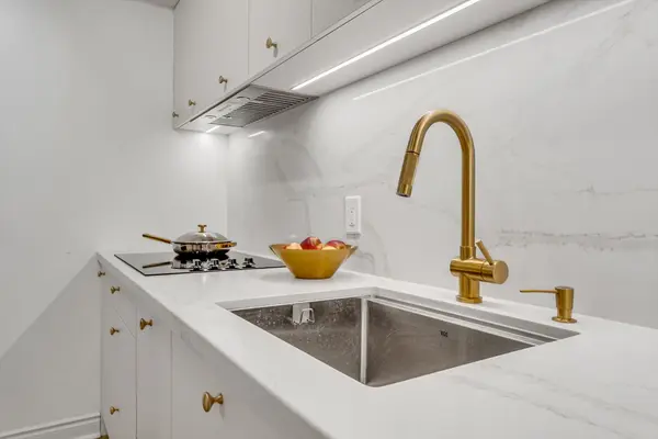 1 Ripley AVE #302, Toronto W01, ON M6S 4Z6