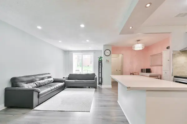 1455 Williamsport DR #112, Mississauga, ON L4X 2T5