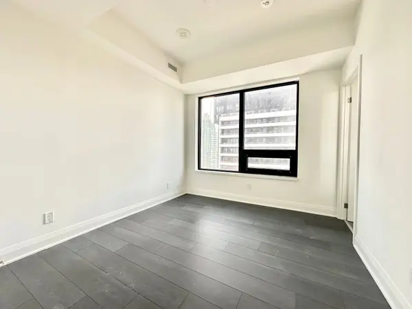 2 Erskine RD #2807, Mississauga, ON L5B 0S1