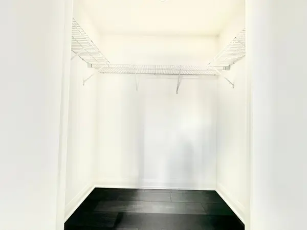 2 Erskine RD #2807, Mississauga, ON L5B 0S1