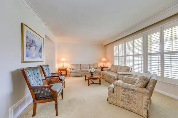 2 Hartsdale DR, Toronto W09, ON M9R 2S2