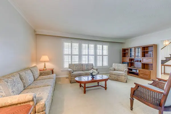 2 Hartsdale DR, Toronto W09, ON M9R 2S2