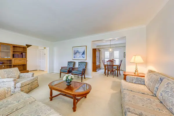 2 Hartsdale DR, Toronto W09, ON M9R 2S2