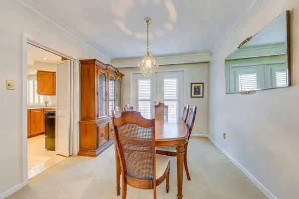 2 Hartsdale DR, Toronto W09, ON M9R 2S2