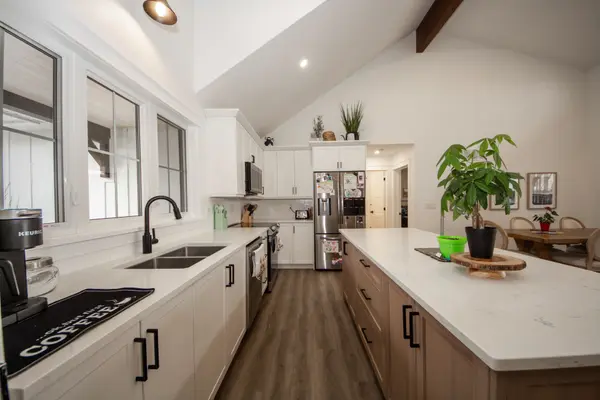 24 Rory DR, Selwyn, ON K0L 2H0