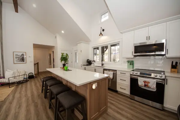 24 Rory DR, Selwyn, ON K0L 2H0