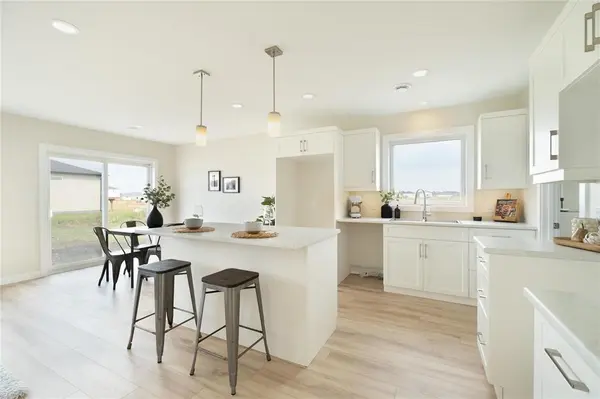 211 Kingshead RD, Niverville, MB R0A 0A1