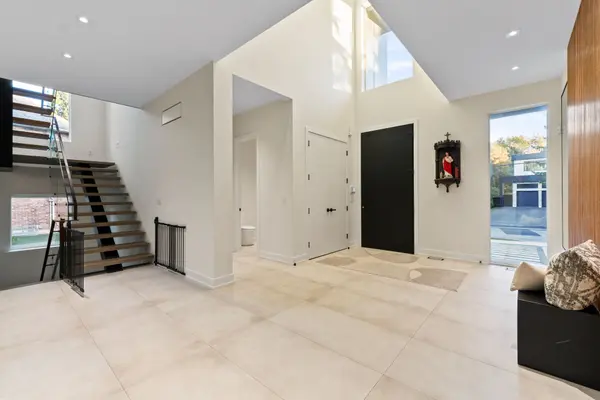 2075 Shawanaga TRL, Mississauga, ON L5H 3Z3