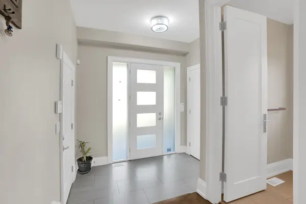 1196 Strathy AVE, Mississauga, ON L5E 2K6