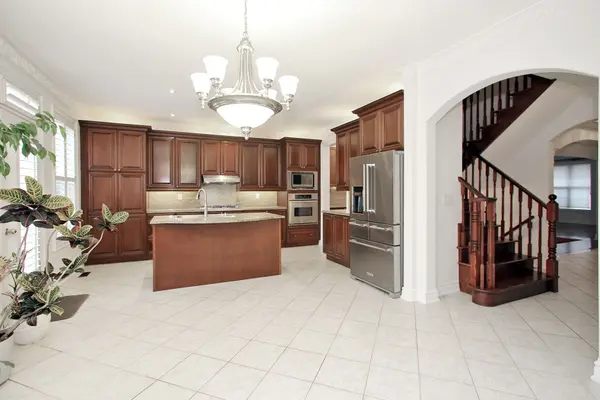 549 Renshaw CT, Mississauga, ON L5H 4L6