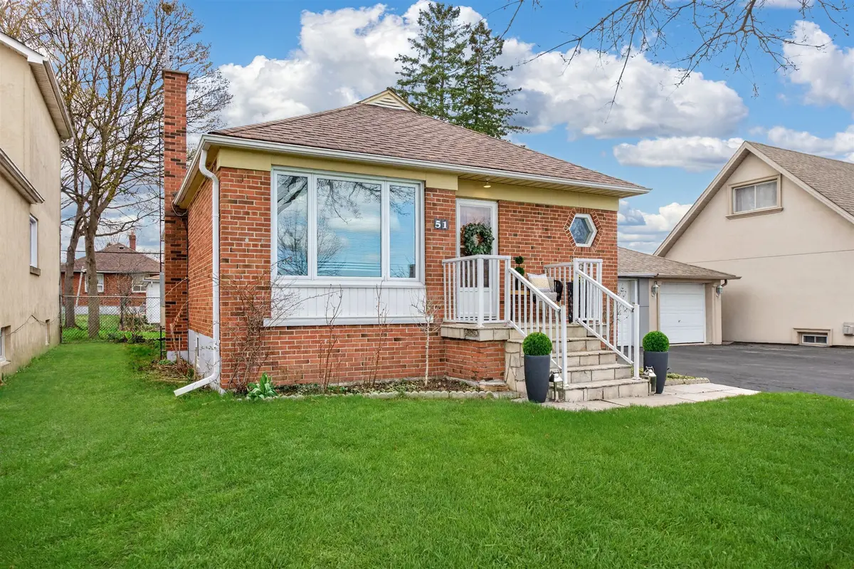 51 BARRHEAD CRES, Toronto W10, ON M9W 3Z8