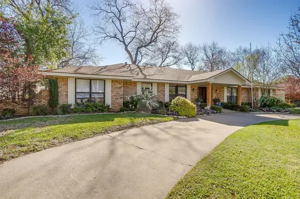 1205 Shady Creek Drive, Euless, TX 76040