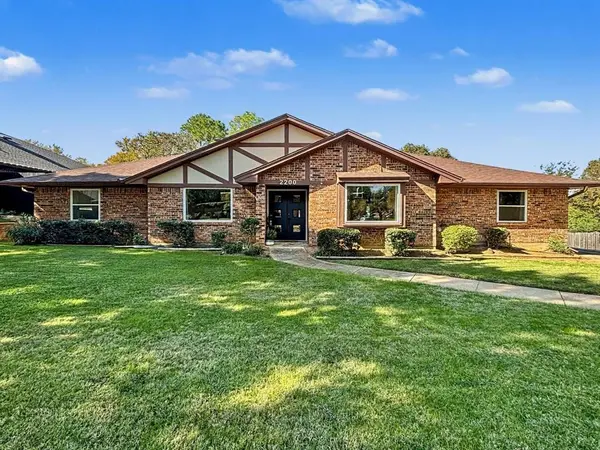 2200 Midhurst Drive, Arlington, TX 76013