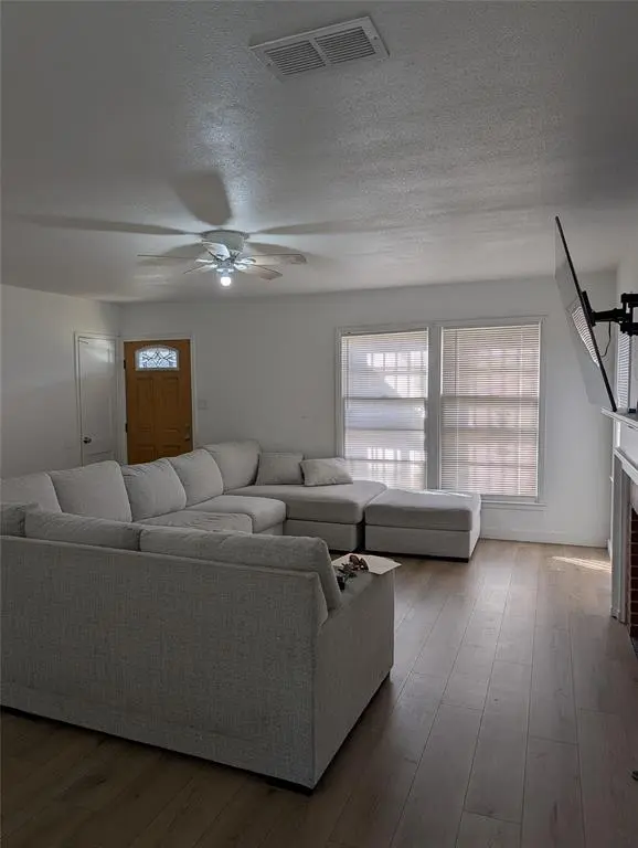 2748 S Llewellyn Avenue, Dallas, TX 75224