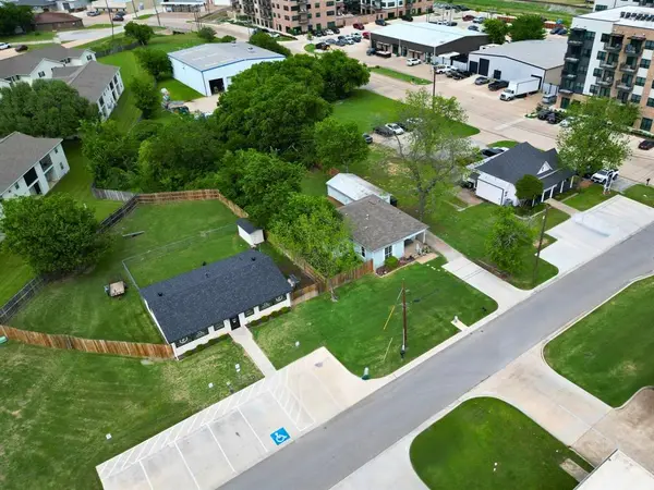 132 W King Street, Burleson, TX 76028