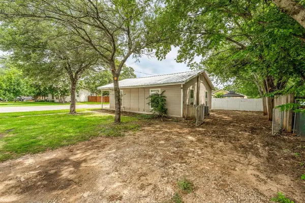 1391 N Paddock Street, Stephenville, TX 76401