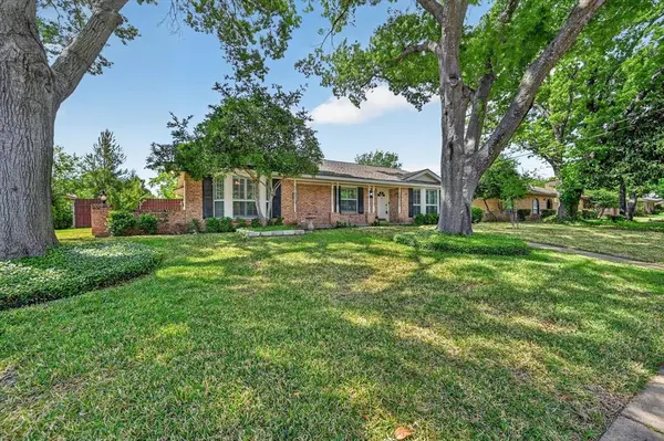 2105 Meadow Lane, Grand Prairie, TX 75050