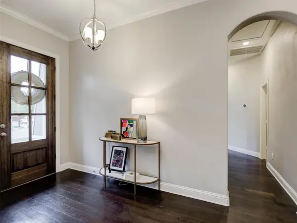 2700 Gladstone Drive, Dallas, TX 75211