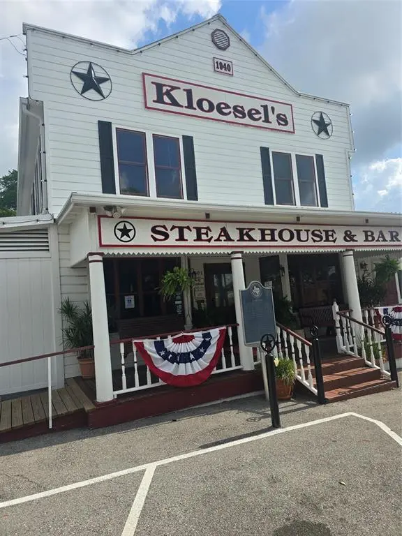 101 E Moore Avenue, Moulton, TX 77975