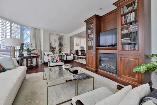 77 Avenue RD #204, Toronto C02, ON M5R 3R8