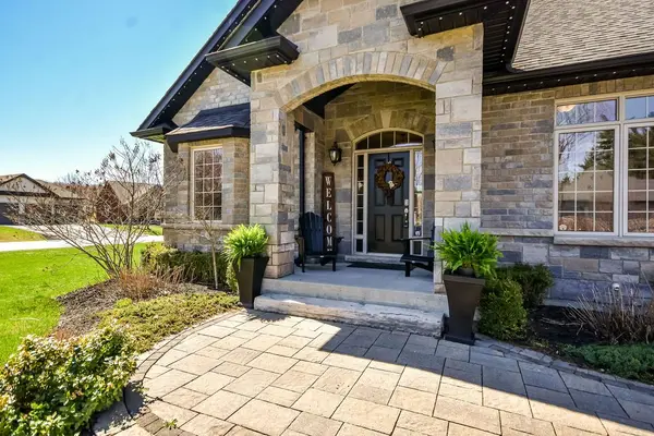 2 Roy Hickling DR, Springwater, ON L9X 0J2