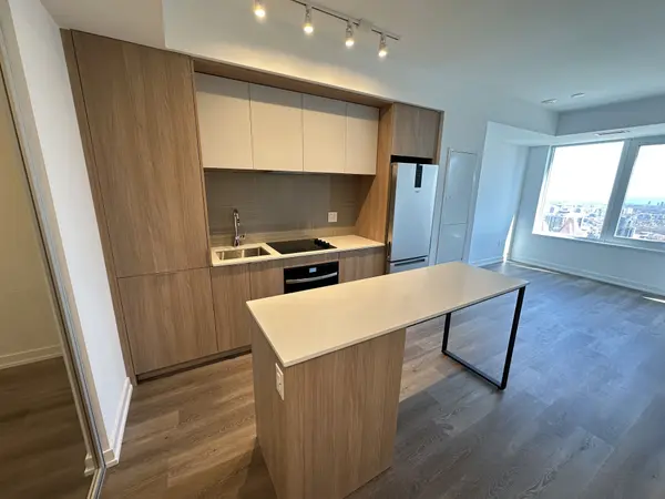 395 Square One DR #4607, Mississauga, ON L5B 0P6