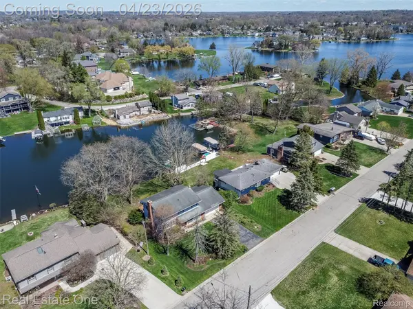 10420 Cedar Point DR, White Lake Charter Township, MI 48386