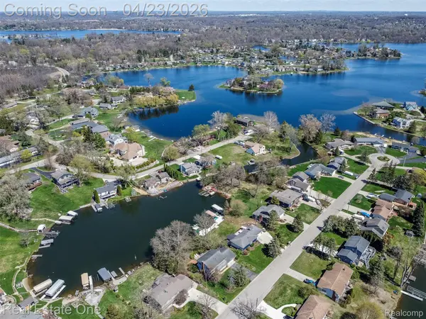 10420 Cedar Point DR, White Lake Charter Township, MI 48386