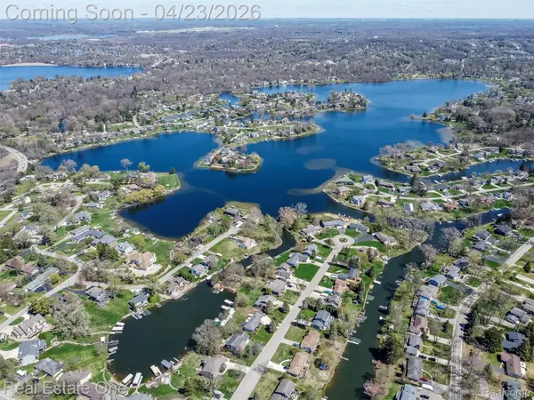 10420 Cedar Point DR, White Lake Charter Township, MI 48386