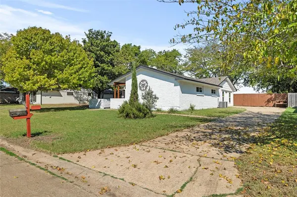 707 Live Oak Court, Red Oak, TX 75154