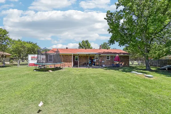 131 Carol Lane, Pecan Hill, TX 75154