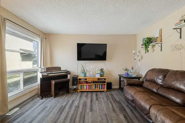 104 Deer Ridge LN SE, Calgary, AB T2J6N4