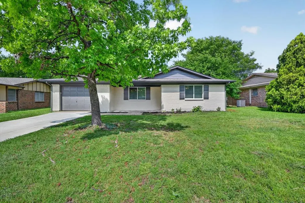 556 Hillery Street, Burleson, TX 76028