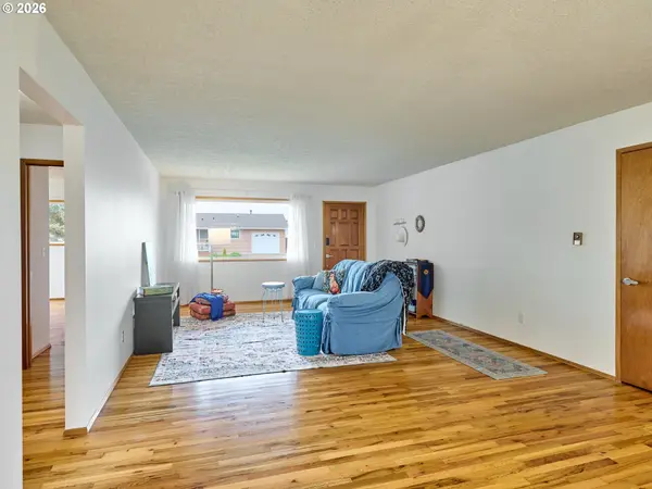 2207 OREGON CT, Woodburn, OR 97071