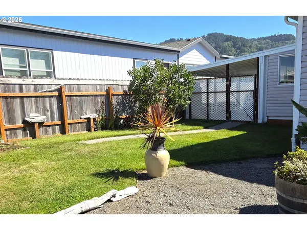 15889 SUNSET STRIP #102, Brookings, OR 97415