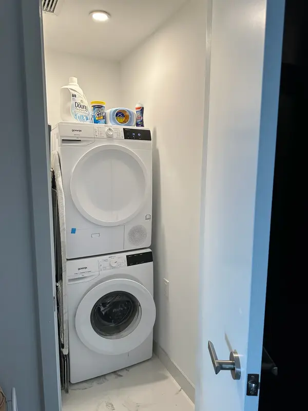 88 Queen ST E #2907, Toronto C08, ON M5C 0B6