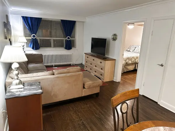 297 Lakeshore RD E #2, Mississauga, ON L5G 1H3