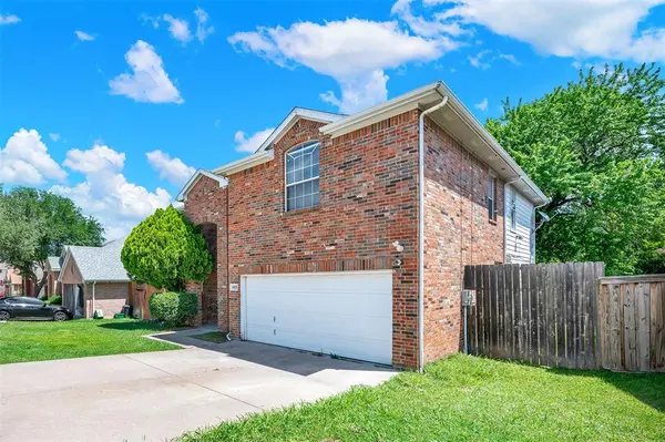 4450 Sharpsburg Drive, Grand Prairie, TX 75052