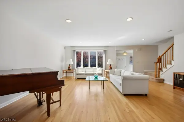 8 Village Green Ct, South Orange Village Twp., NJ 07079