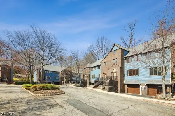 8 Village Green Ct, South Orange Village Twp., NJ 07079